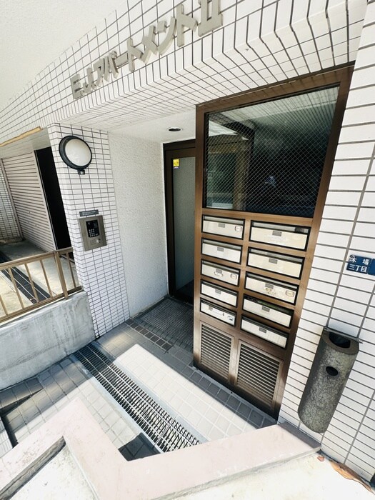 物件外観写真4　(エントランス部分)