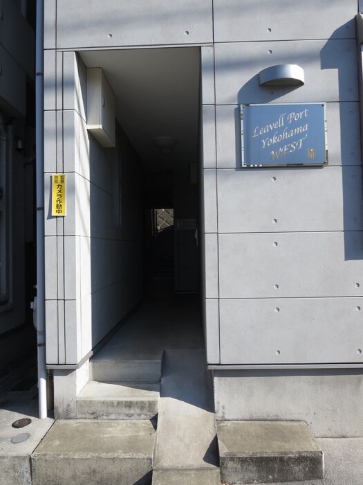 物件外観写真3　(エントランス部分)