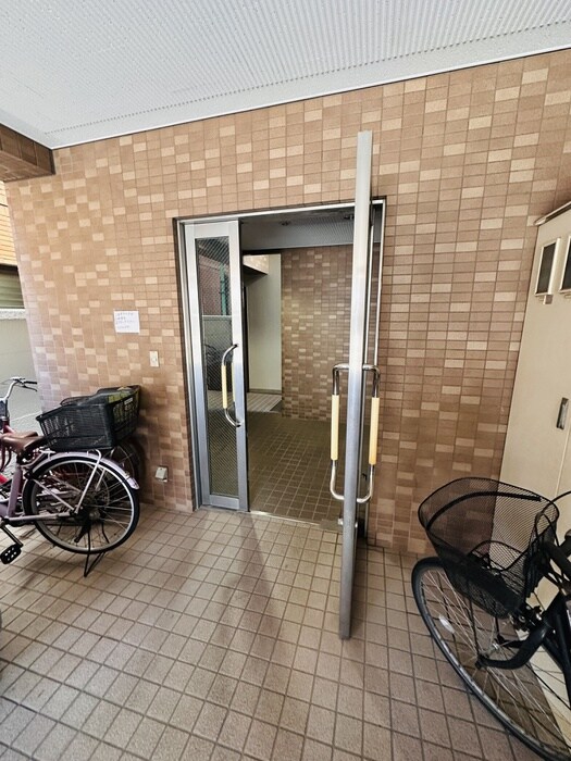 物件外観写真3　(エントランス部分)