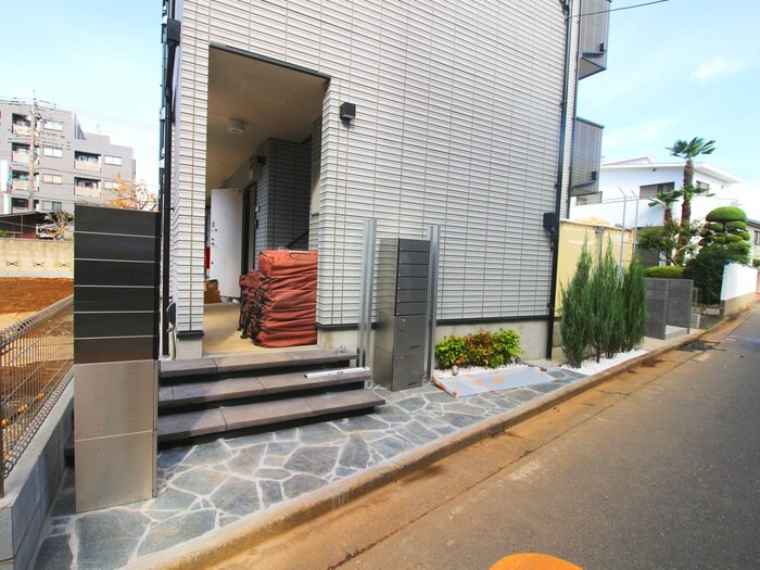 物件外観写真2　(エントランス部分)