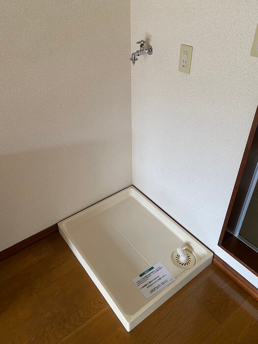 物件内観写真11　(洗濯機置場)