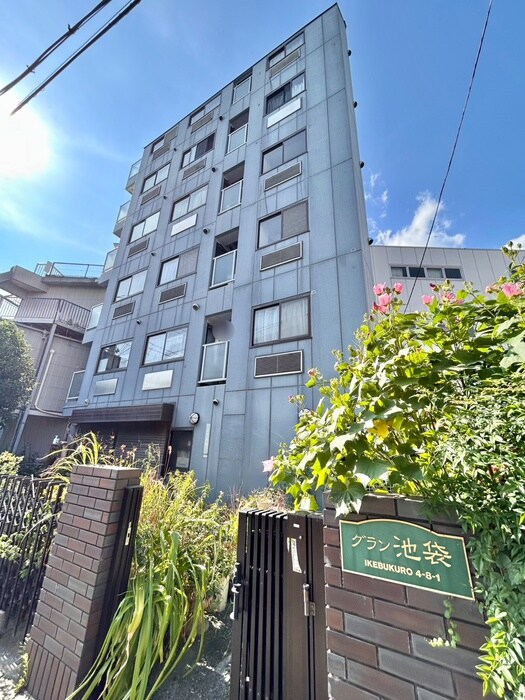 物件外観写真1　(エントランス部分)