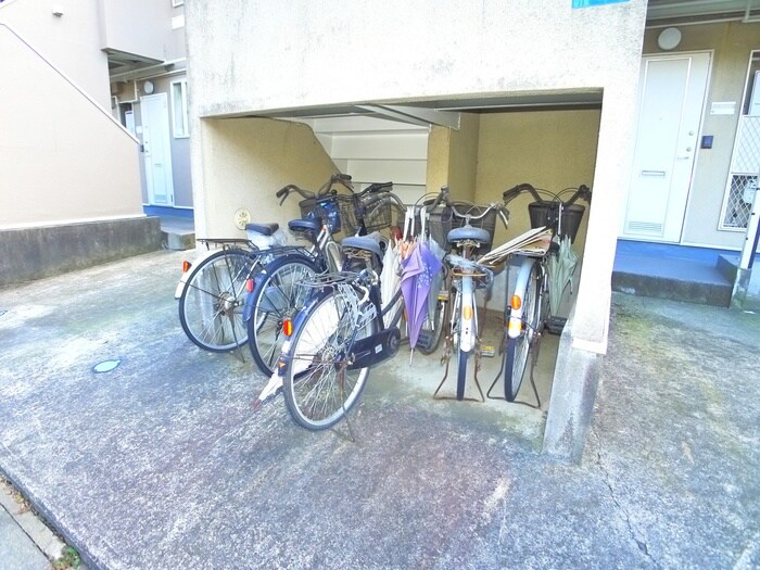 物件外観写真4　(駐輪場)