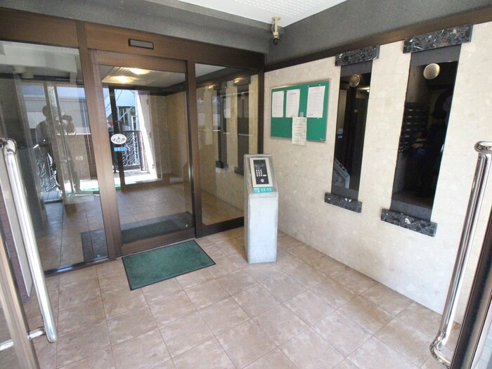 物件外観写真2　(エントランス部分)