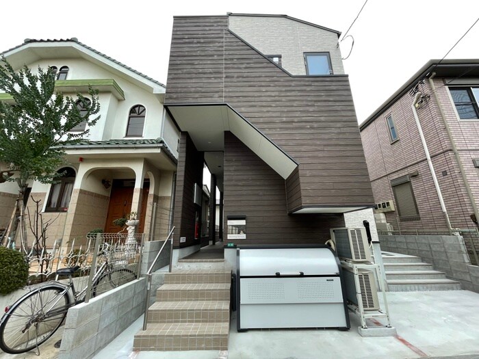 物件外観写真2　(エントランス部分)