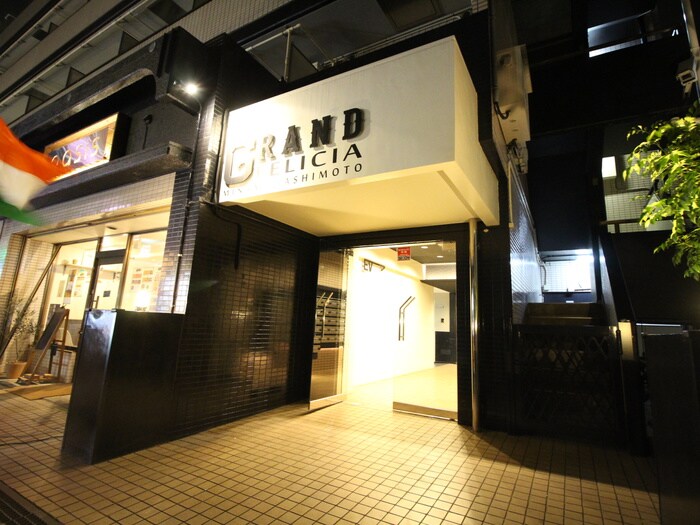 物件外観写真3　(エントランス部分)