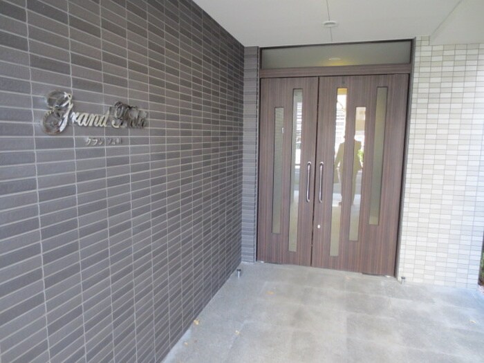 物件外観写真3　(エントランス部分)