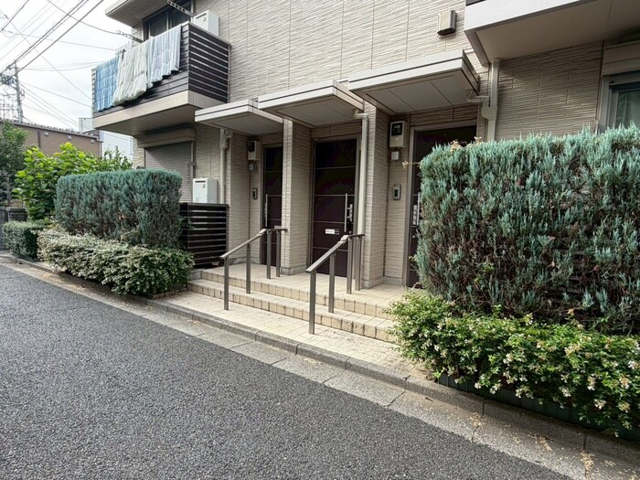 物件外観写真2　(エントランス部分)