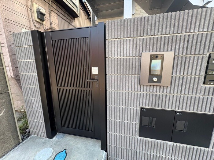 物件外観写真6　(エントランス部分)