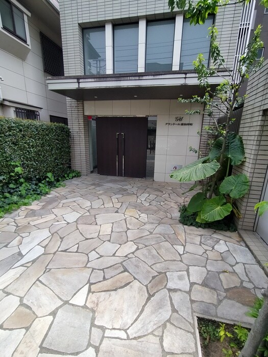 物件外観写真5　(エントランス部分)