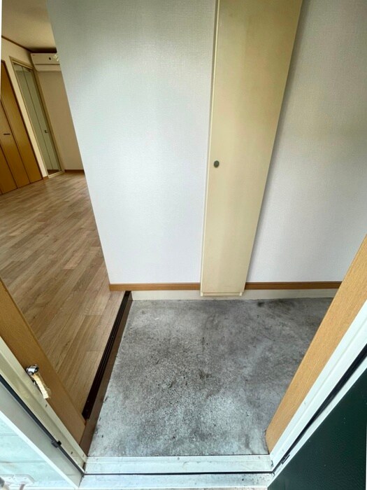 物件内観写真16　(玄関)