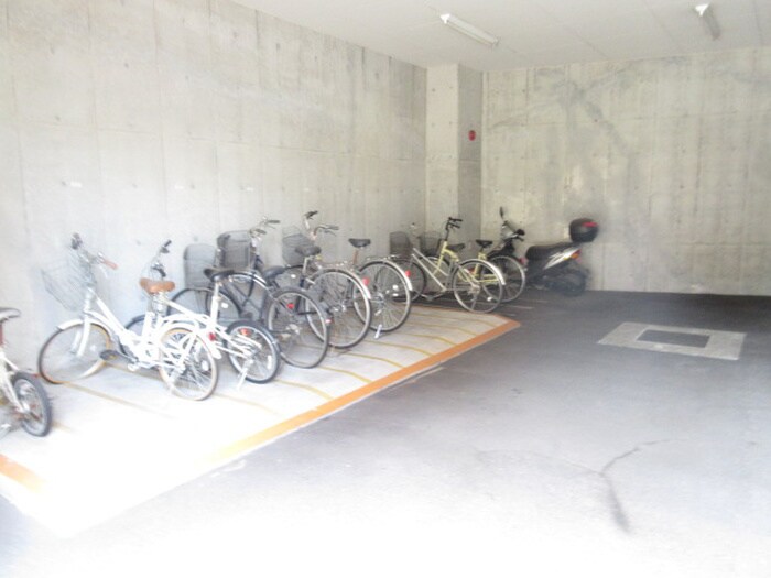 物件外観写真5　(駐輪場)