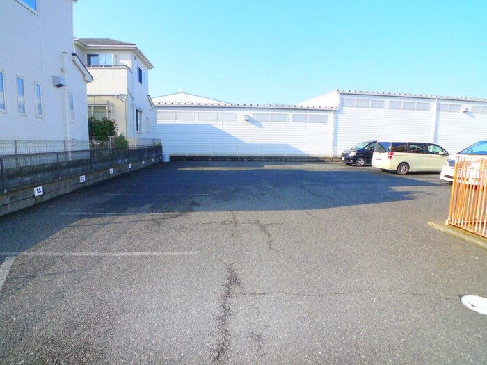 物件外観写真3　(駐車場)