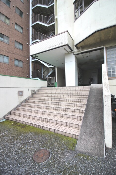 物件外観写真3　(エントランス部分)