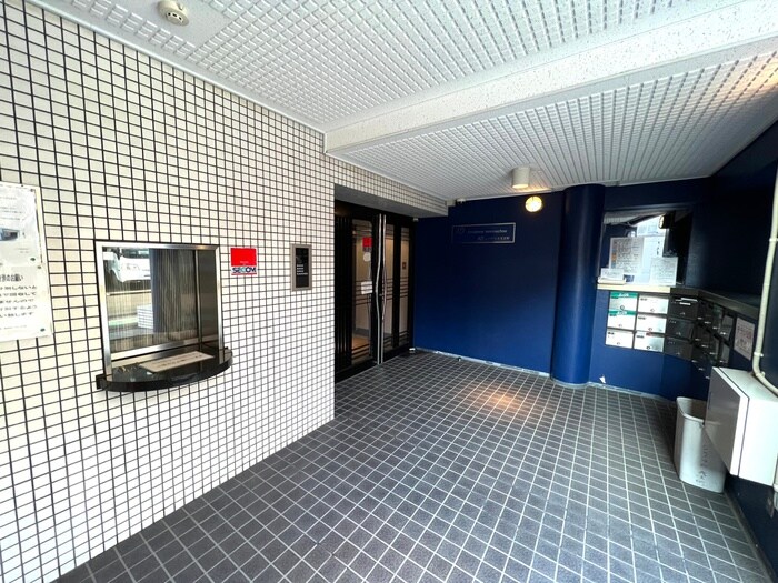 物件外観写真2　(エントランス部分)