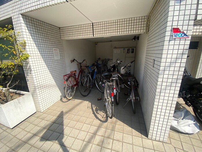 物件外観写真4　(駐輪場)