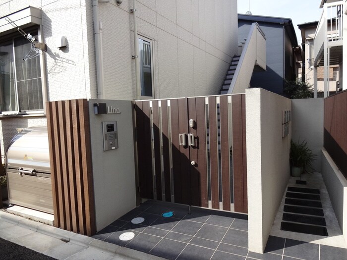 物件外観写真3　(エントランス部分)