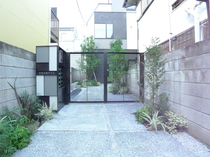 物件外観写真6　(エントランス部分)