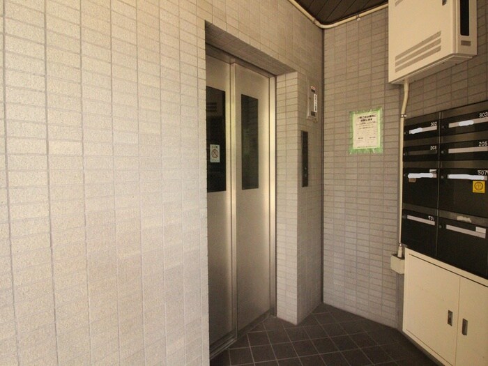 物件外観写真5　(エントランス部分)