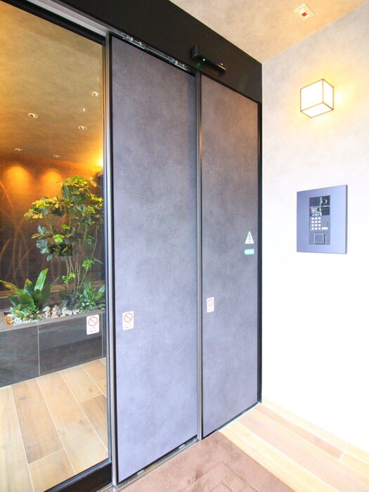 物件外観写真2　(エントランス部分)