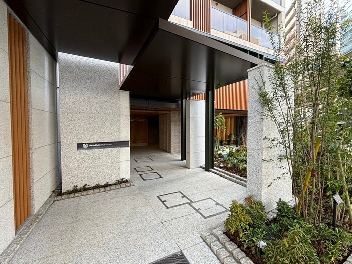 物件外観写真2　(エントランス部分)