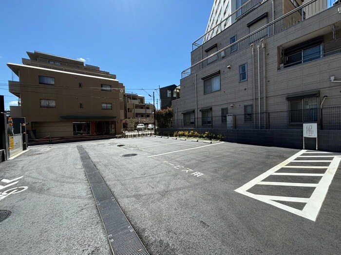 物件外観写真5　(駐車場)