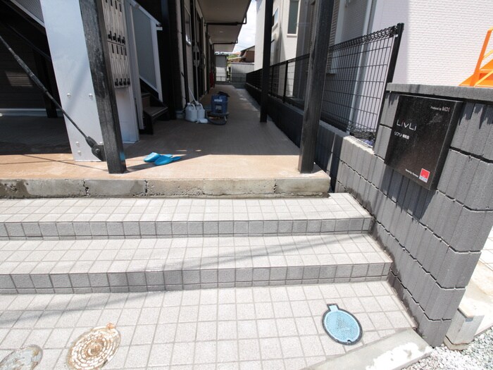 物件外観写真4　(エントランス部分)