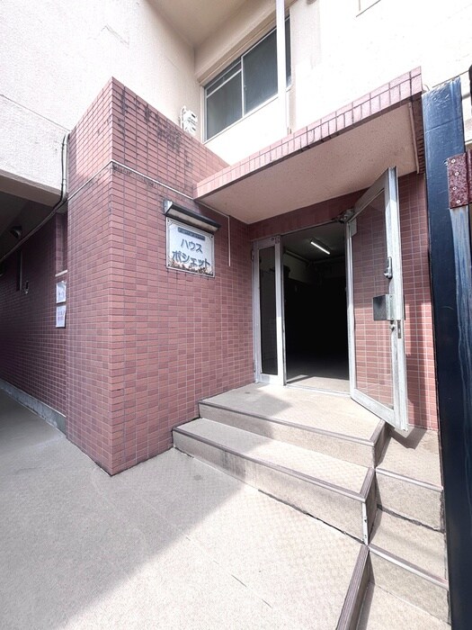 物件外観写真2　(エントランス部分)