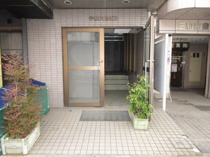 物件外観写真5　(エントランス部分)