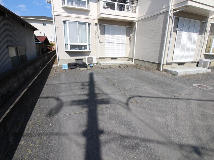 物件外観写真3　(駐車場)