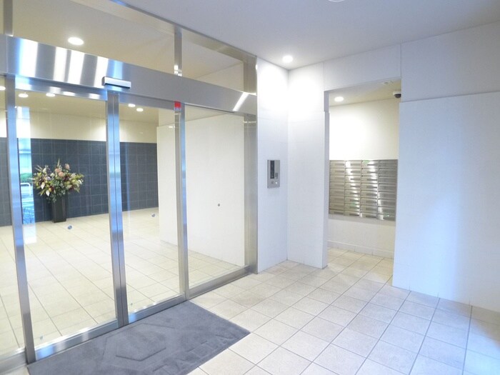 物件外観写真3　(エントランス部分)