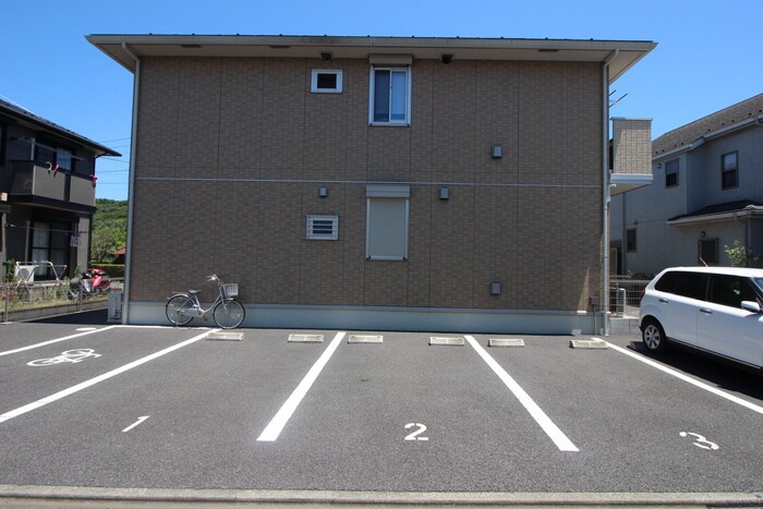 物件外観写真3　(駐車場)