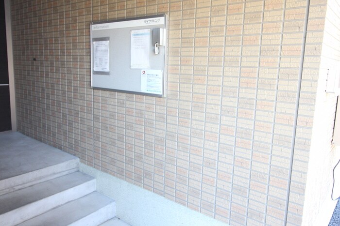 物件外観写真5　(エントランス部分)