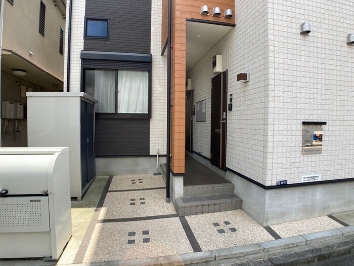 物件外観写真5　(エントランス部分)