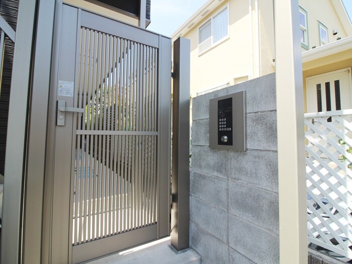 物件外観写真4　(エントランス部分)