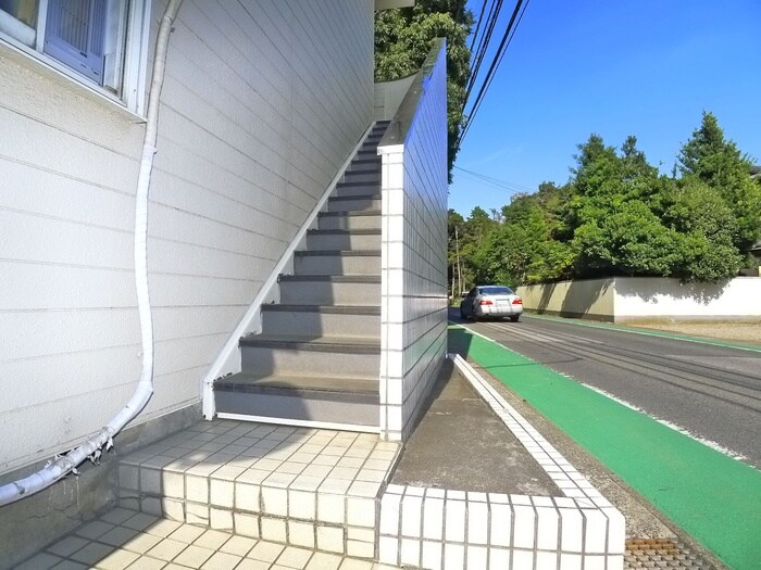 物件外観写真2　(エントランス部分)