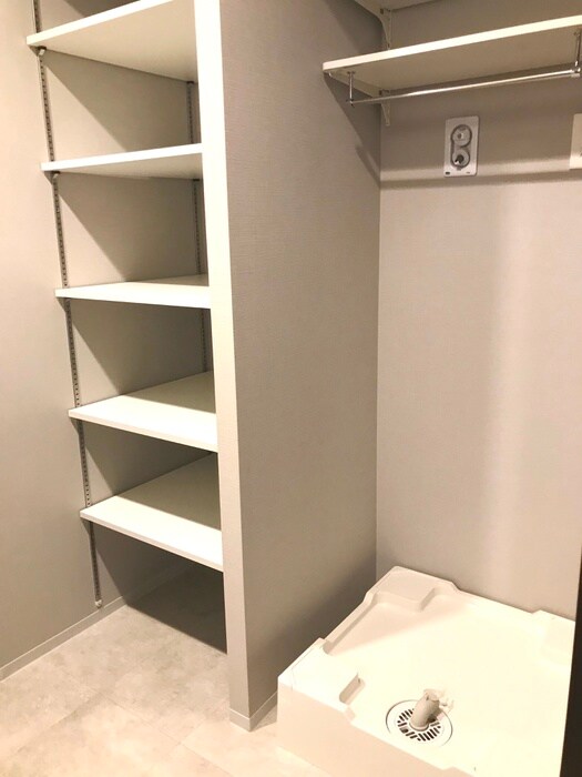 物件内観写真18　(洗濯機置場)