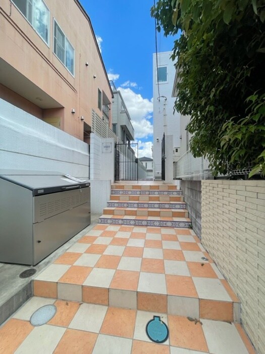 物件外観写真2　(エントランス部分)