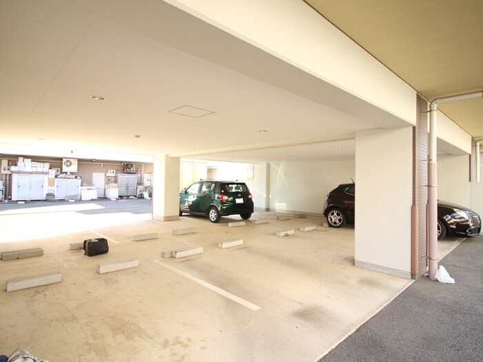 物件外観写真3　(駐車場)