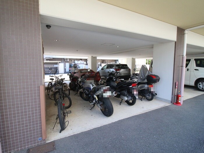 物件外観写真4　(駐輪場)