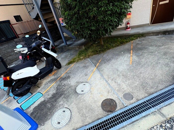 物件外観写真5　(バイク置き場)