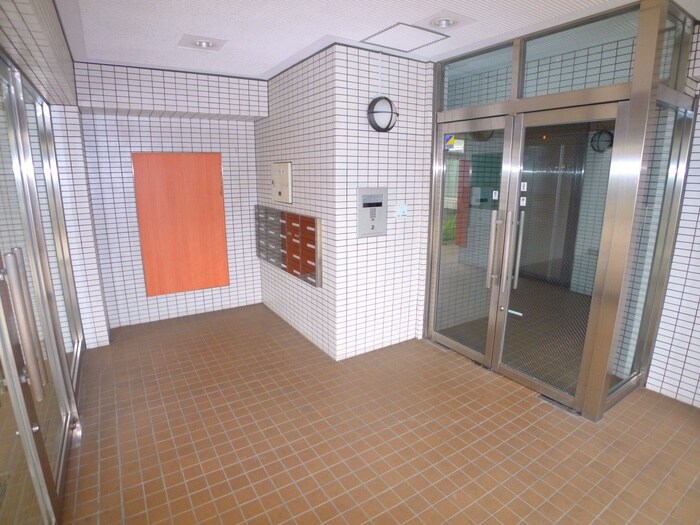 物件外観写真3　(エントランス部分)