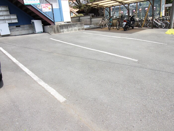 物件外観写真3　(駐車場)