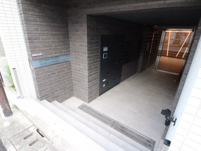 物件外観写真4　(エントランス部分)