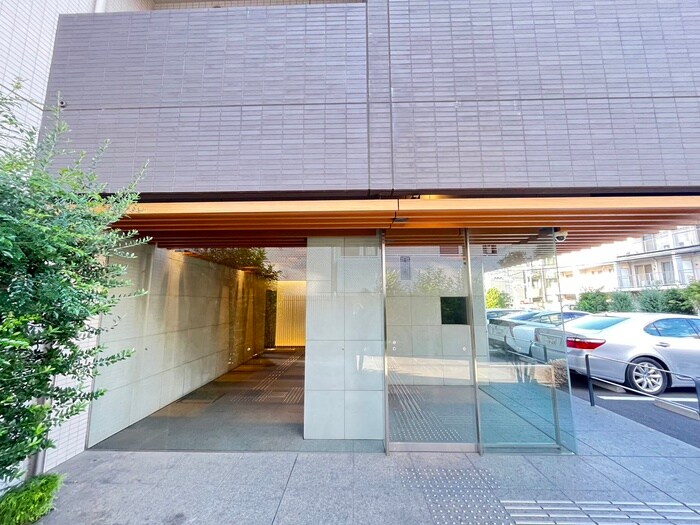 物件外観写真2　(エントランス部分)