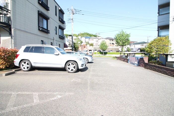 物件外観写真3　(駐車場)