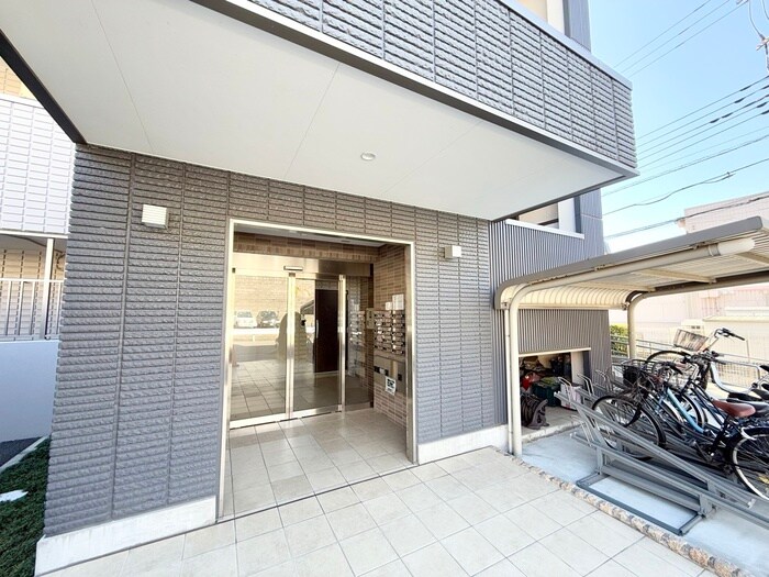 物件外観写真3　(エントランス部分)