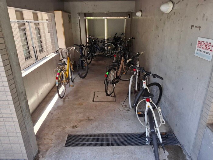 物件外観写真5　(駐輪場)