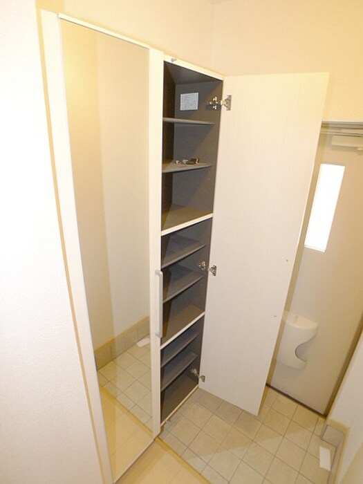 物件内観写真13　(玄関)