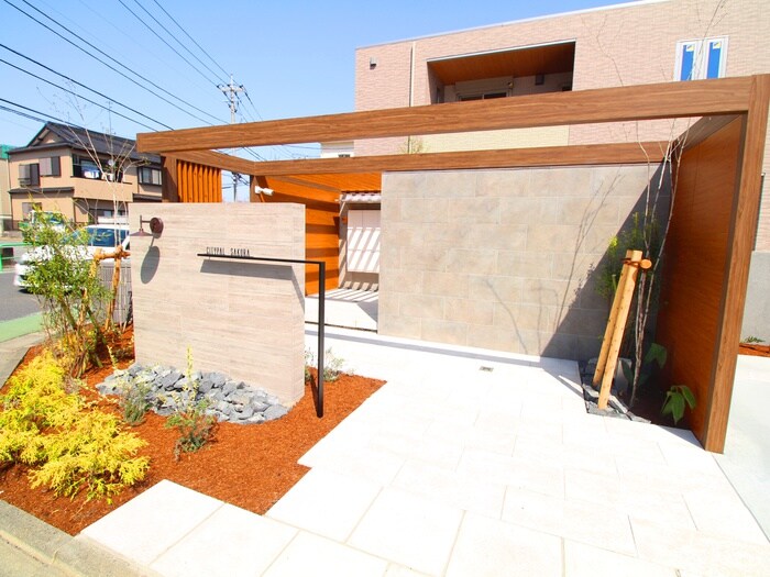 物件外観写真4　(エントランス部分)